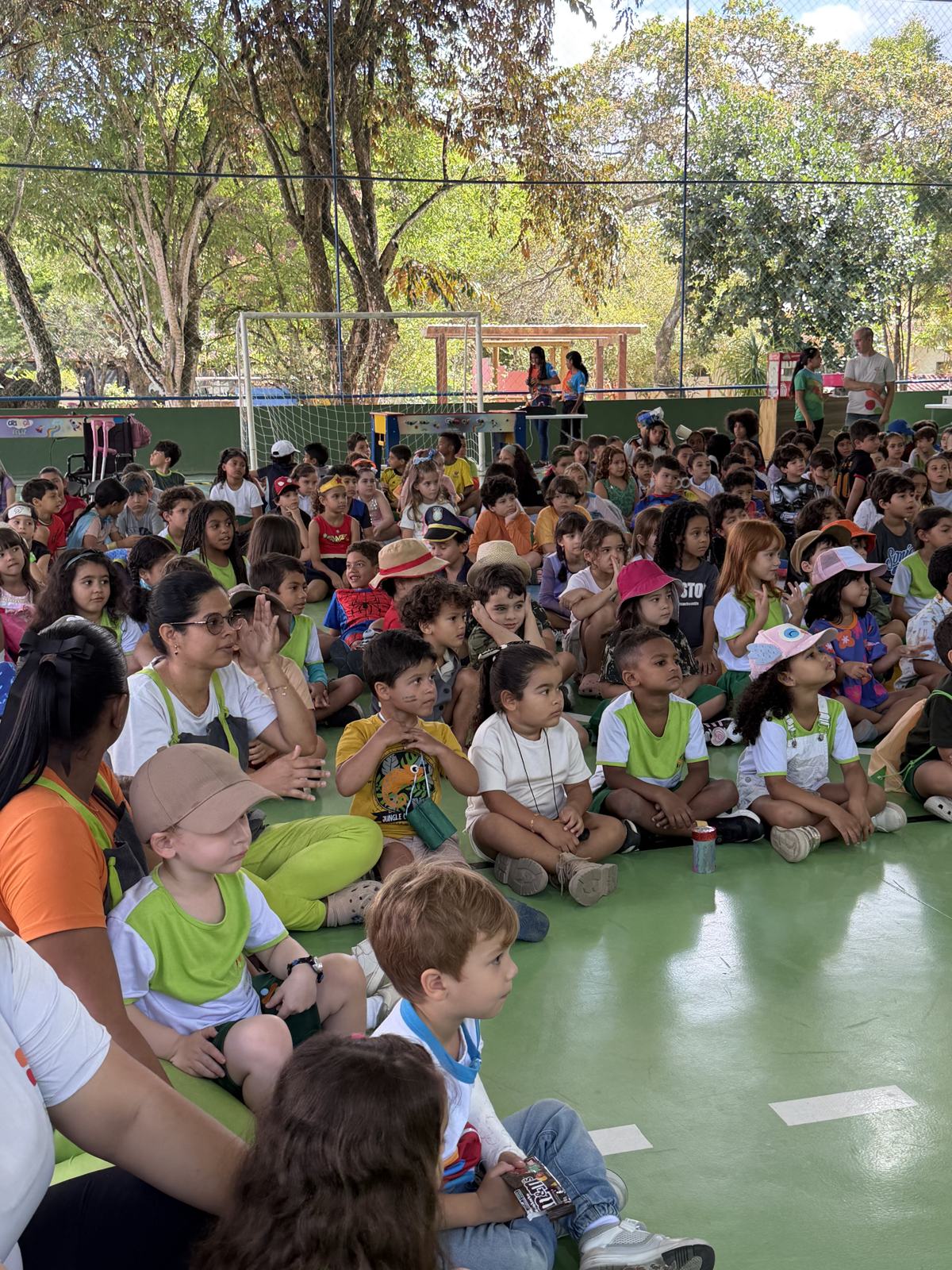 Alunos reunidos na quadra