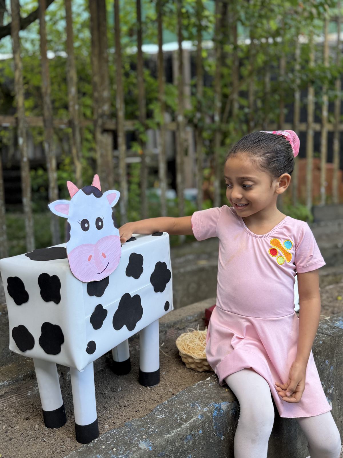 Menina do Kindergarten no Projeto Colheita
