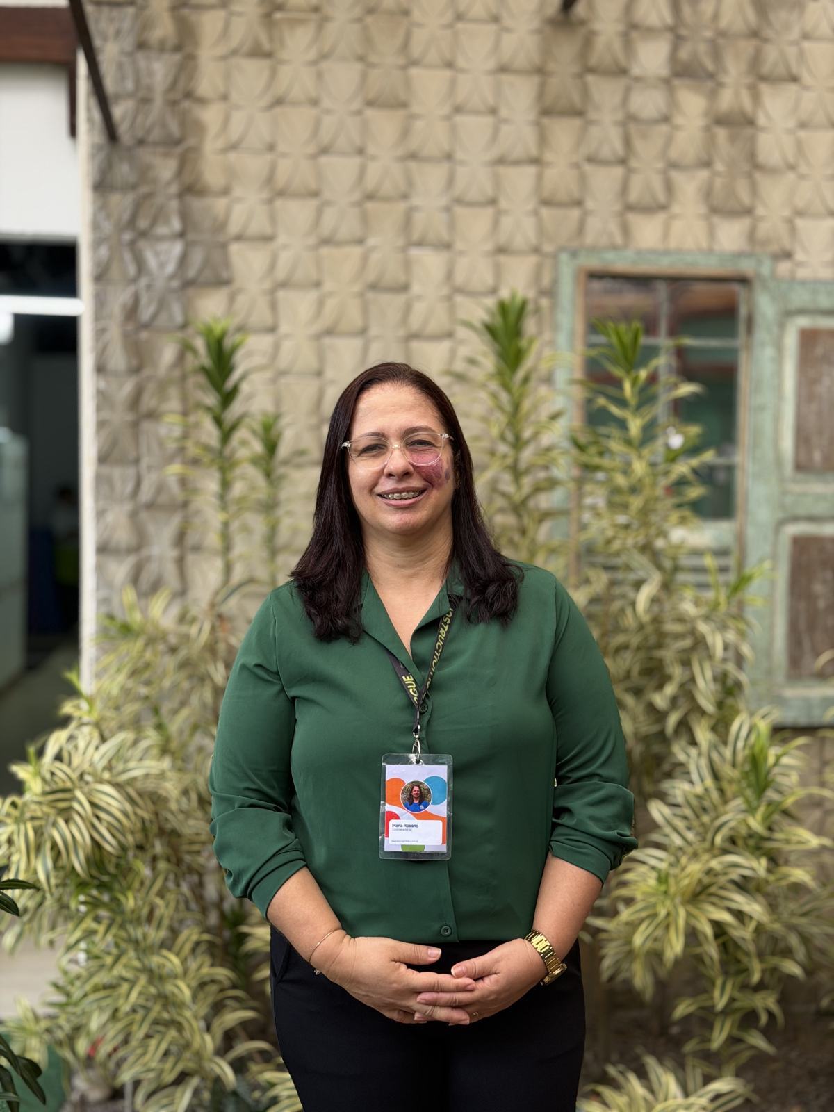 Coordenadora da escola em frente a uma das vilas