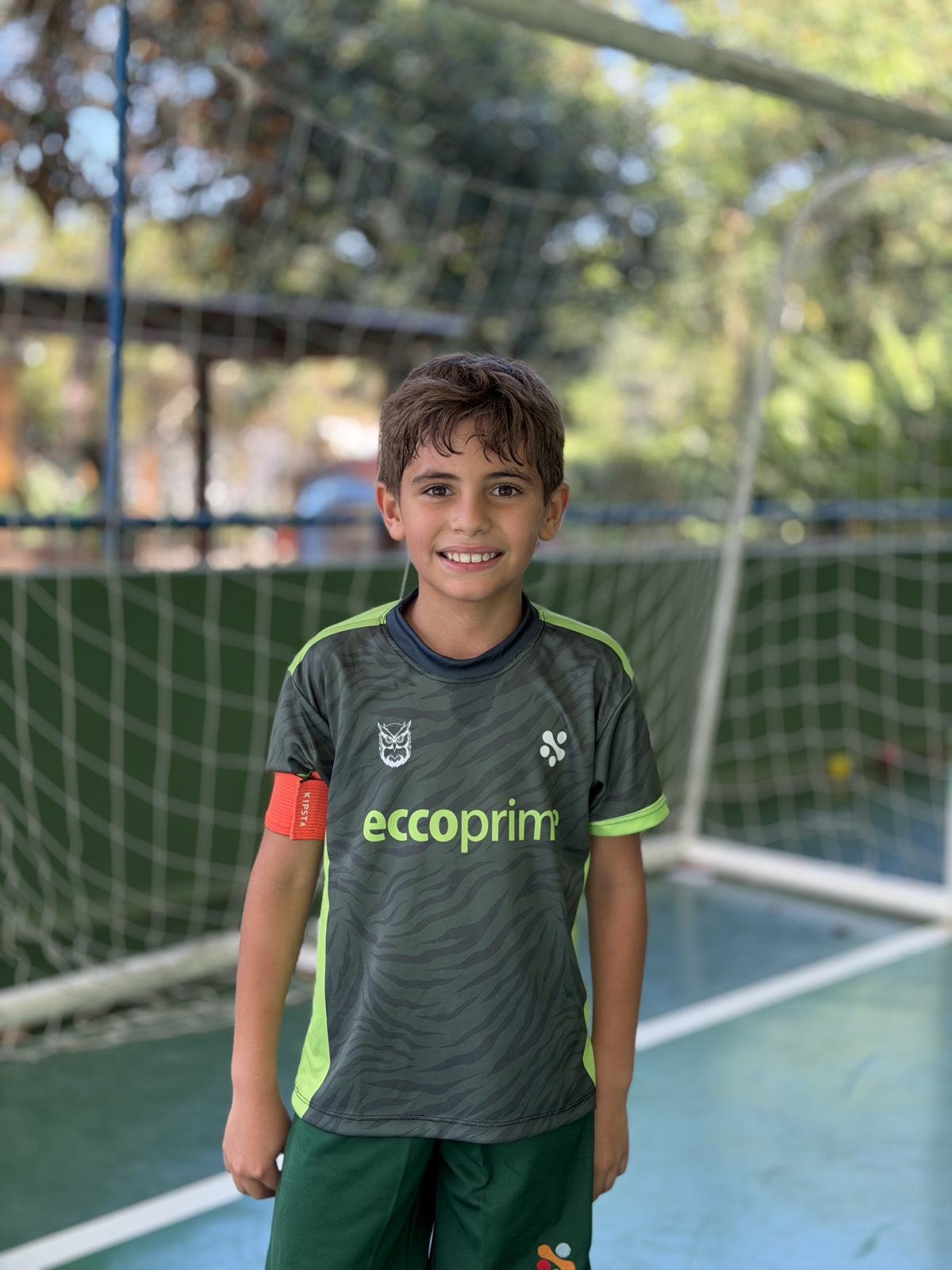 Aluno com a camisa esportiva da escola na quadra